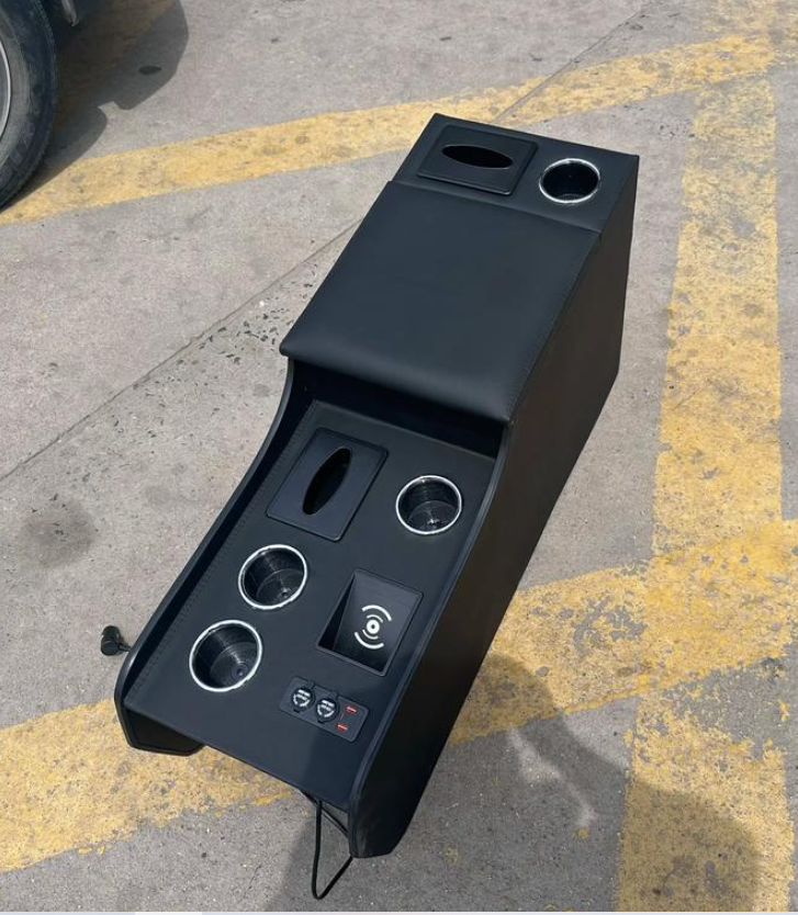 從鋼鐵到觸感：解密汽車(chē)扶手箱背后的模具精密工程